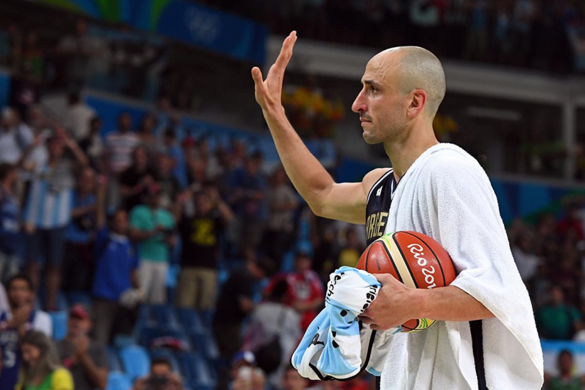 Imagen Manu hace fuerza para no llorar: tras caer con el Dream Team, fue a buscar la pelota y se despidió.