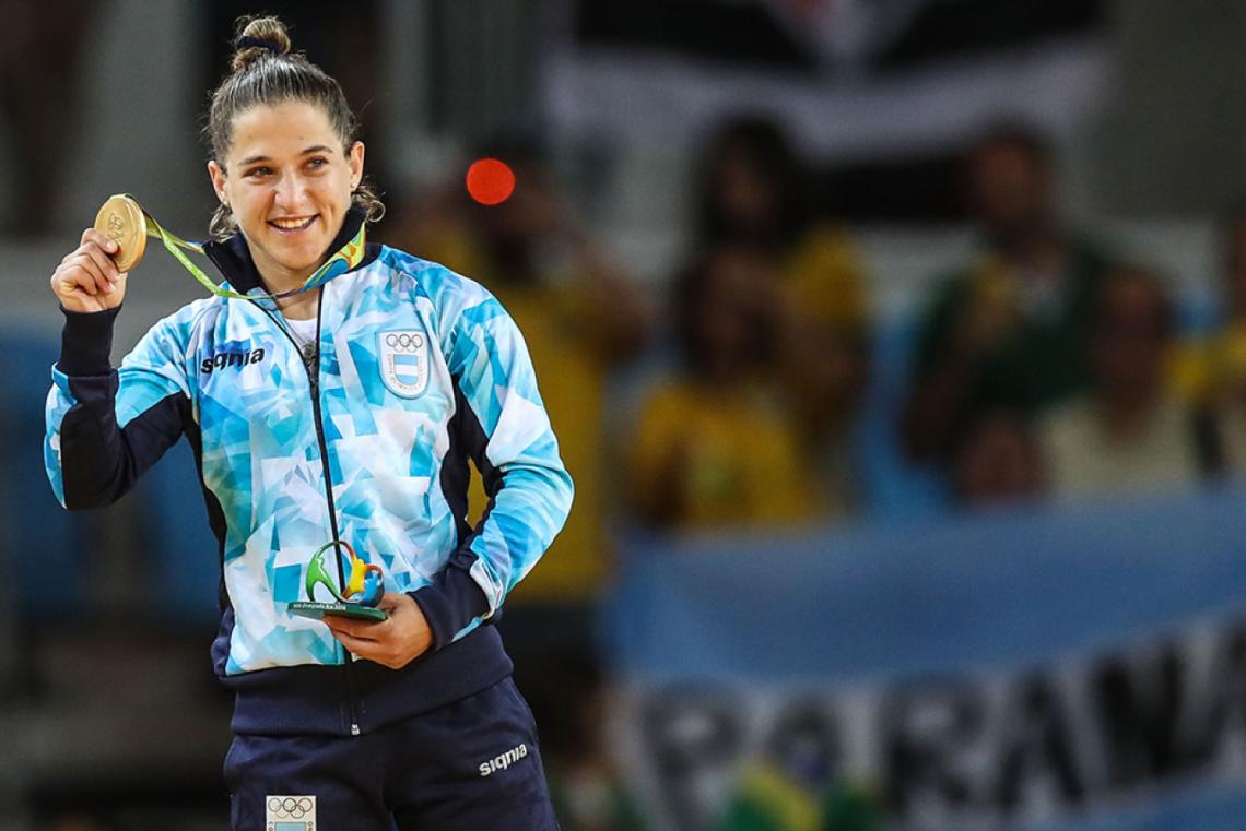 Imagen Conquistadora de sueños. Paula, que es leyenda, muestra la de oro. Hace nueve años, se mantiene en la elite del judo internacional.