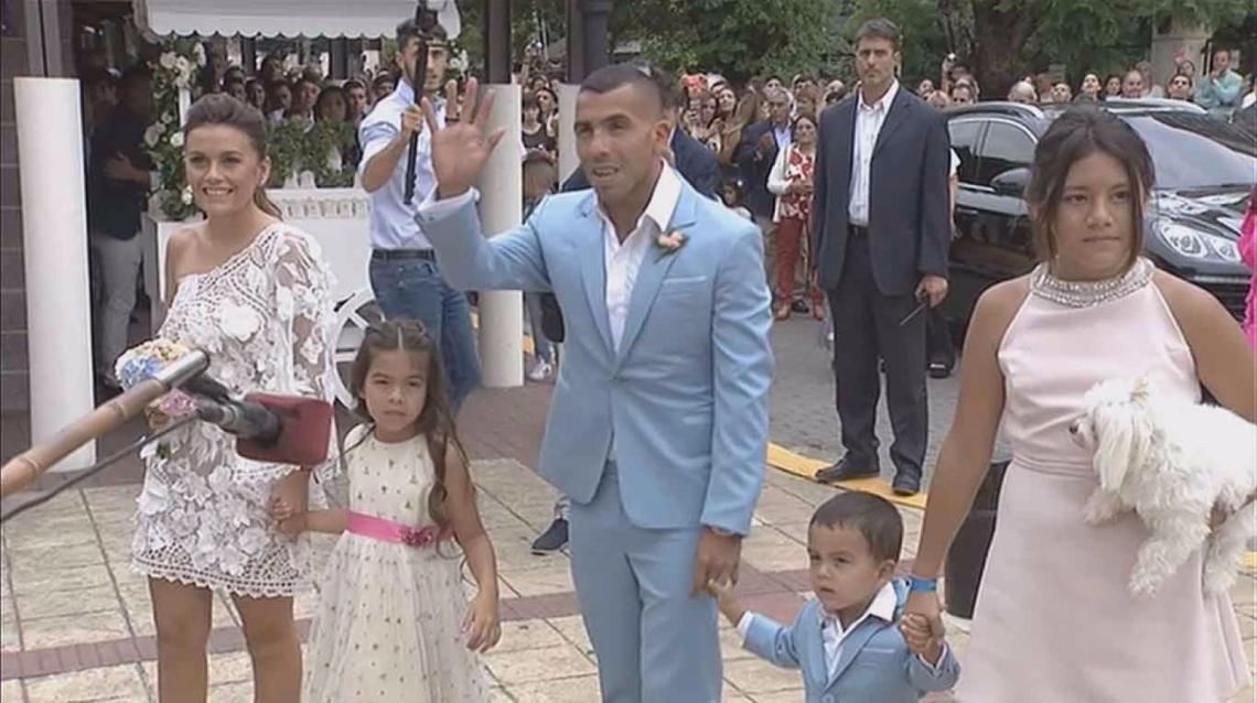 Imagen Carlitos y su familia, llegando al Registro Civil