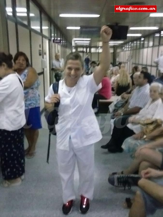 Imagen 2014. Paula Pareto, ante la mirada indiferente de la gente, festeja después de aprobar la última materia de medicina en la Universidad Pública de Buenos Aires.