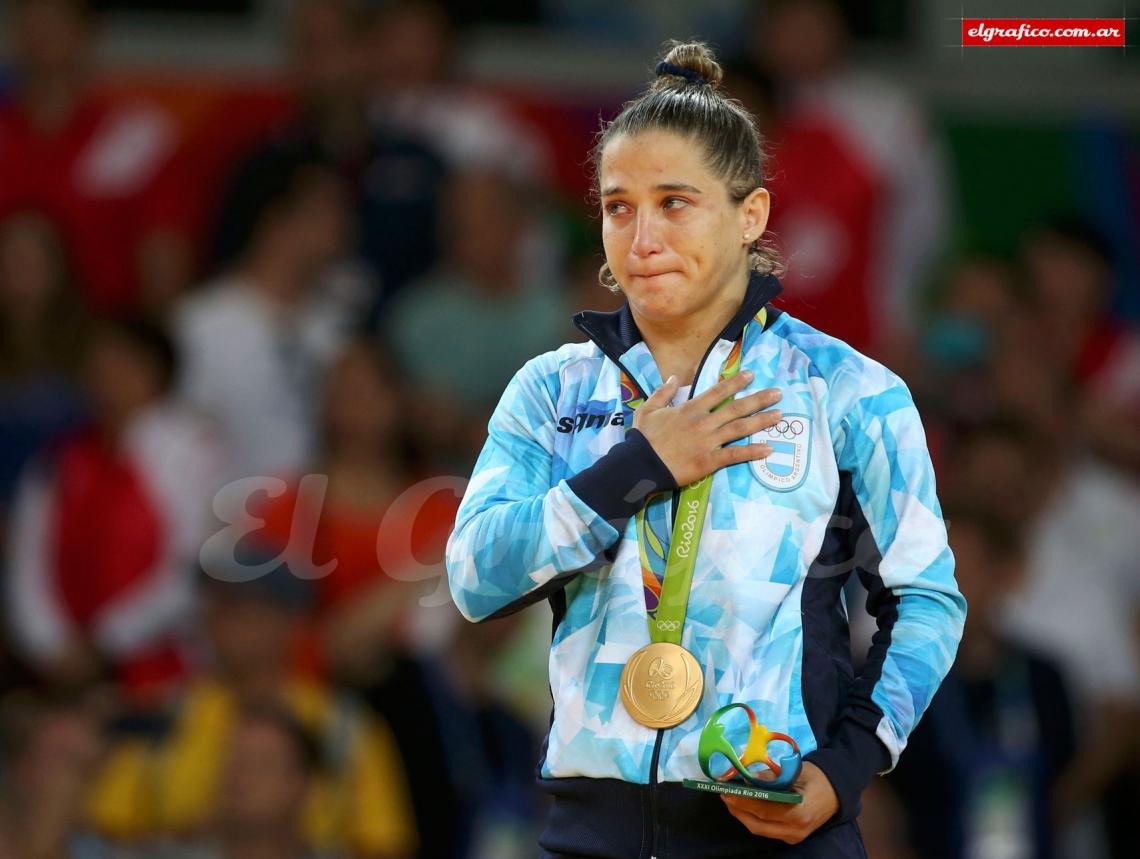 Imagen 2016. Paula Pareto, ante la mirada de millones de personas, se pone una mano en el corazón para cantar el himno en lo más alto del podio de los Juegos Olímpicos de Río.