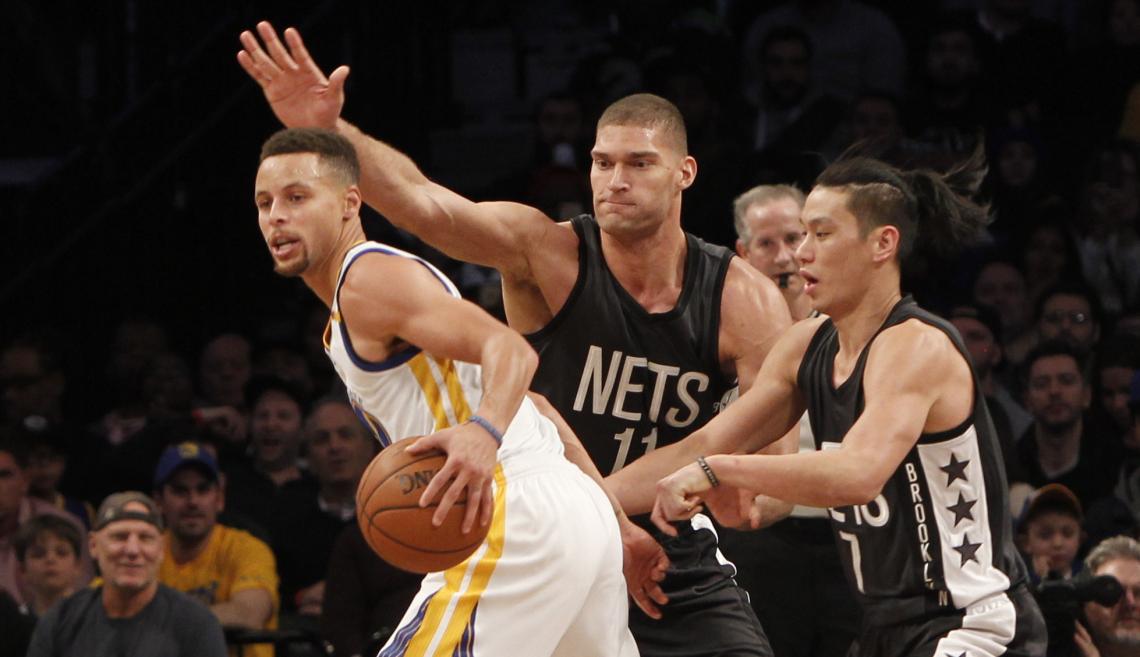 Imagen Lin y Lopez marcando a Curry