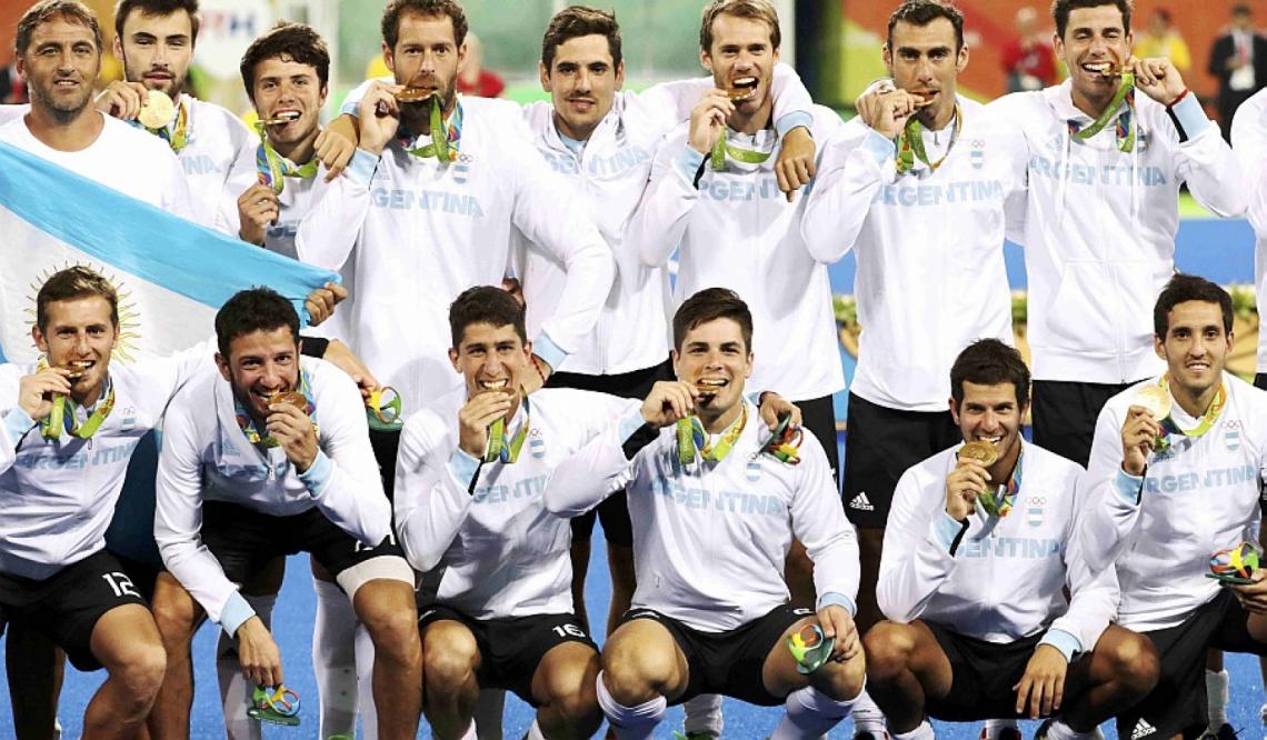 Imagen Coronados de gloria: el equipo festeja; es la única medalla olímpica que el hockey masculino ostenta.