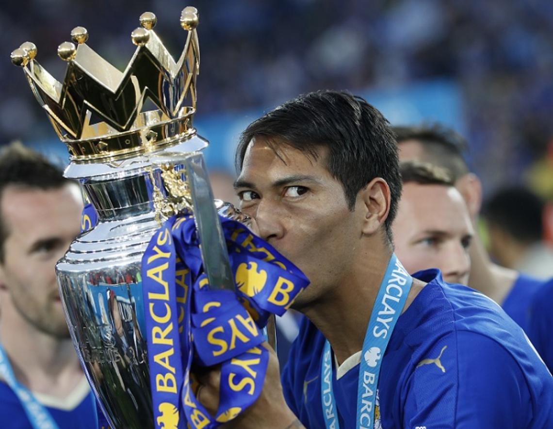 Imagen Ulloa, con el trofeo de la Premier