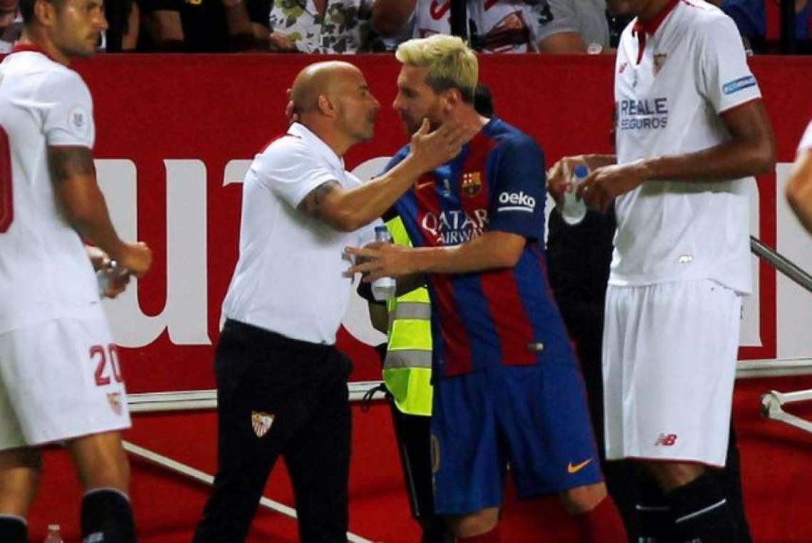 Imagen Messi y Sampaoli, saludándose en medio de un partido