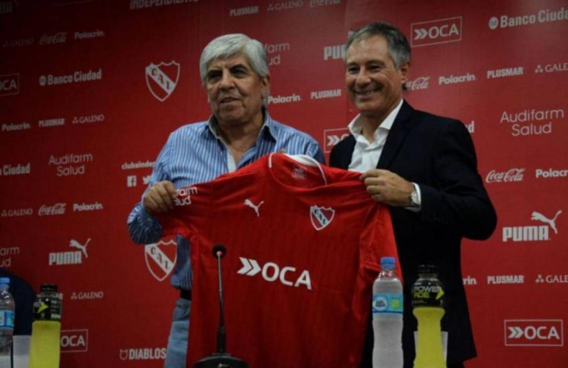Imagen Holan, en su presentación, junto a Moyano