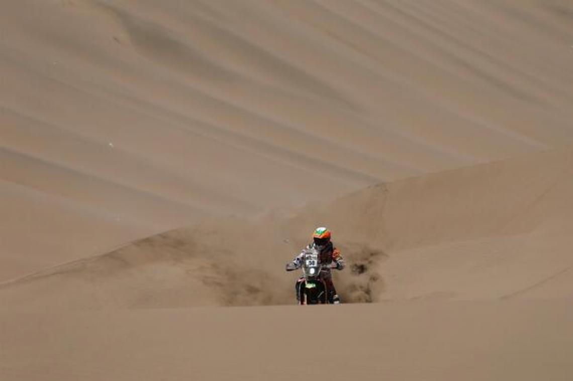 Imagen Una moto, enfrentando las dunas