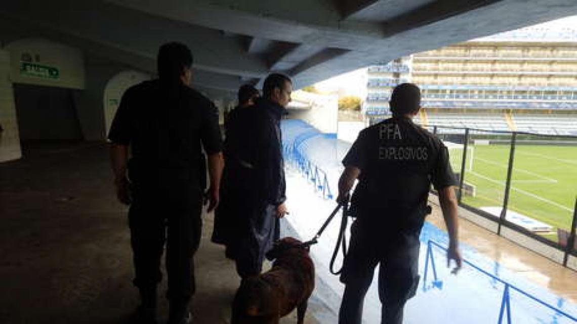 Imagen La policía, revisando la Bombonera