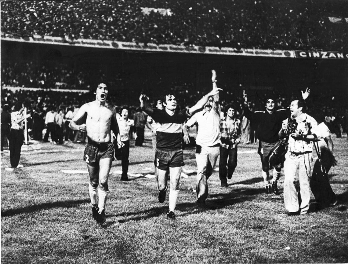 La vuelta olímpica en el Cilindro, tras marcar el gol que se transformó en leyenda. Fue una "avivada" del Chapa. Como Lorenzo sabía que Fillol tardaba en armar la barrera, se apuró a ejecutar el tiro libre con el aval del árbitro.