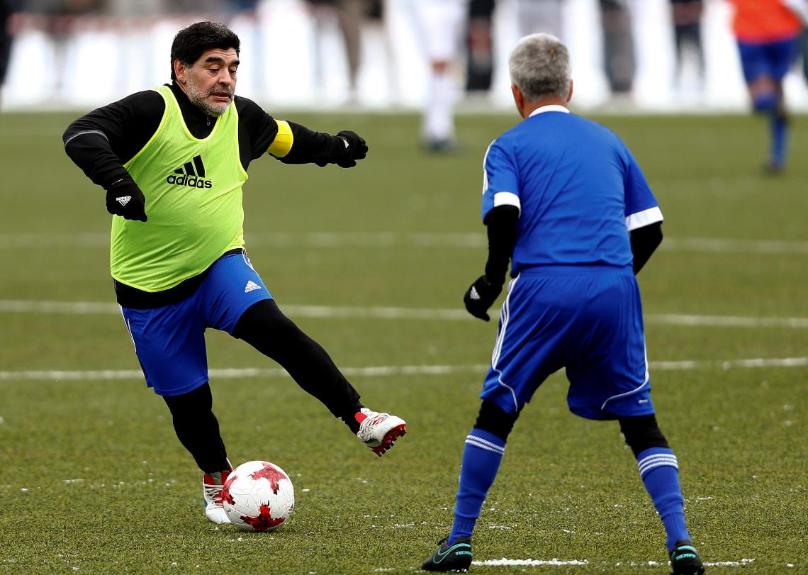 Imagen Maradona, encarando con la pelota