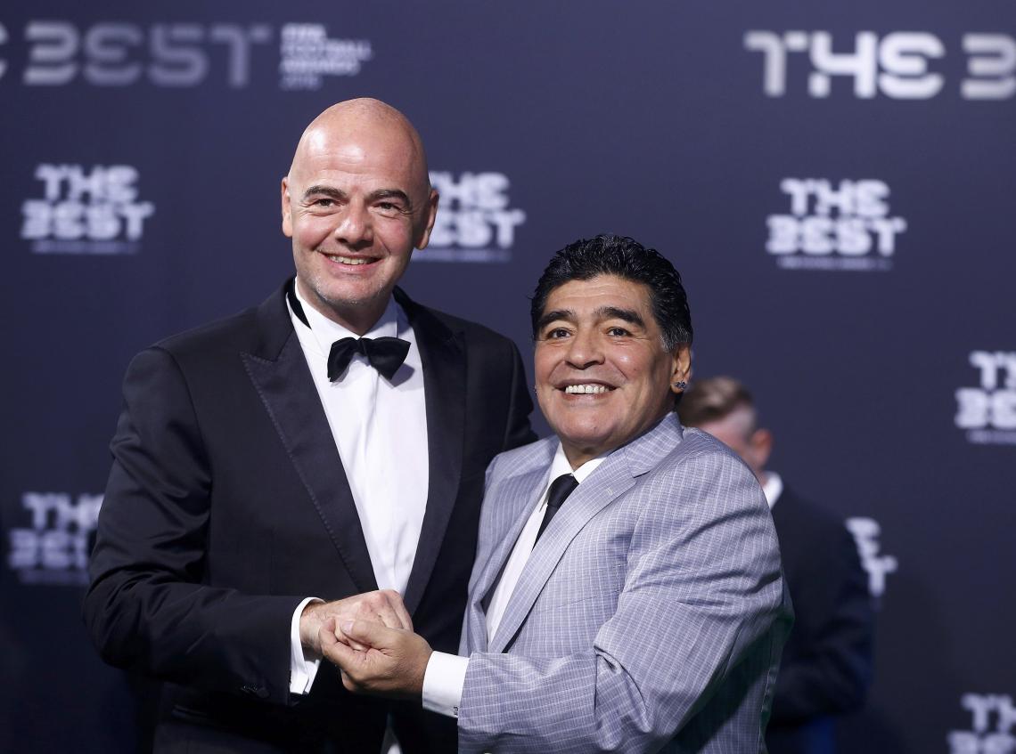 Imagen Maradona, junto a Infantino, en la gala