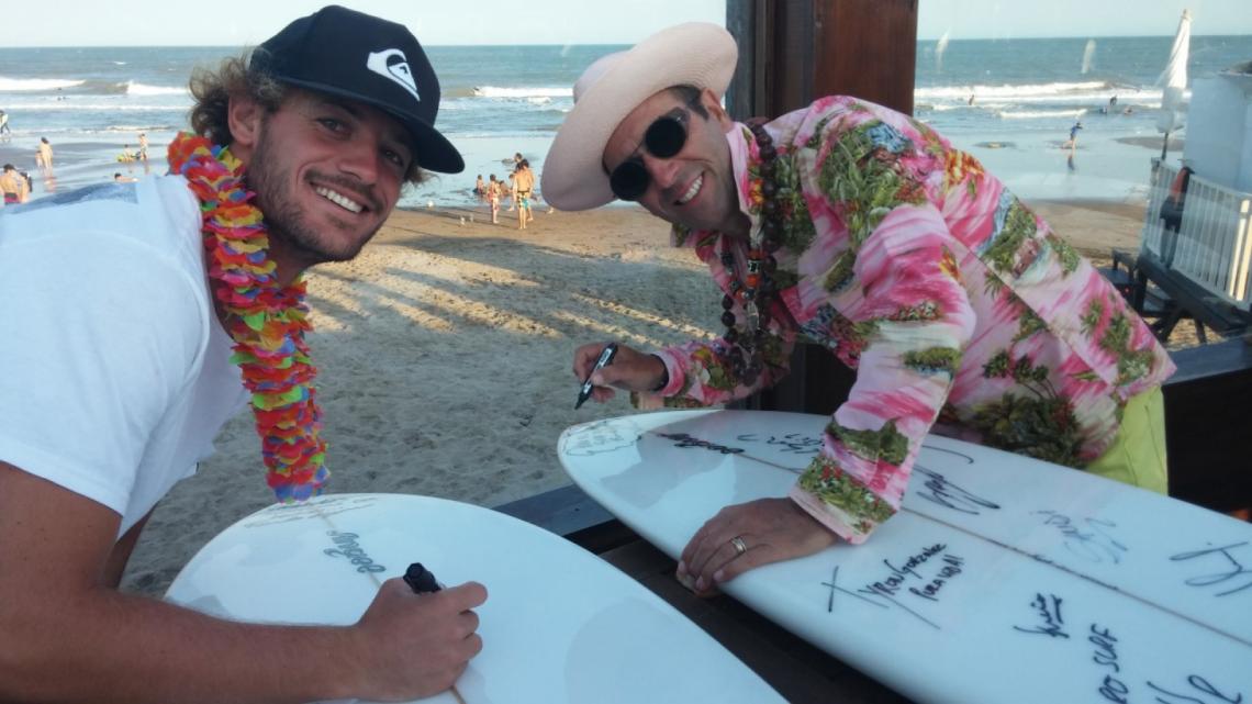 Imagen Aguerre, presidente de la ISA, le puso onda y, junto a Muñiz, rubricó las tablas retro que serán exhibidas en Ala Moana Surfshops.