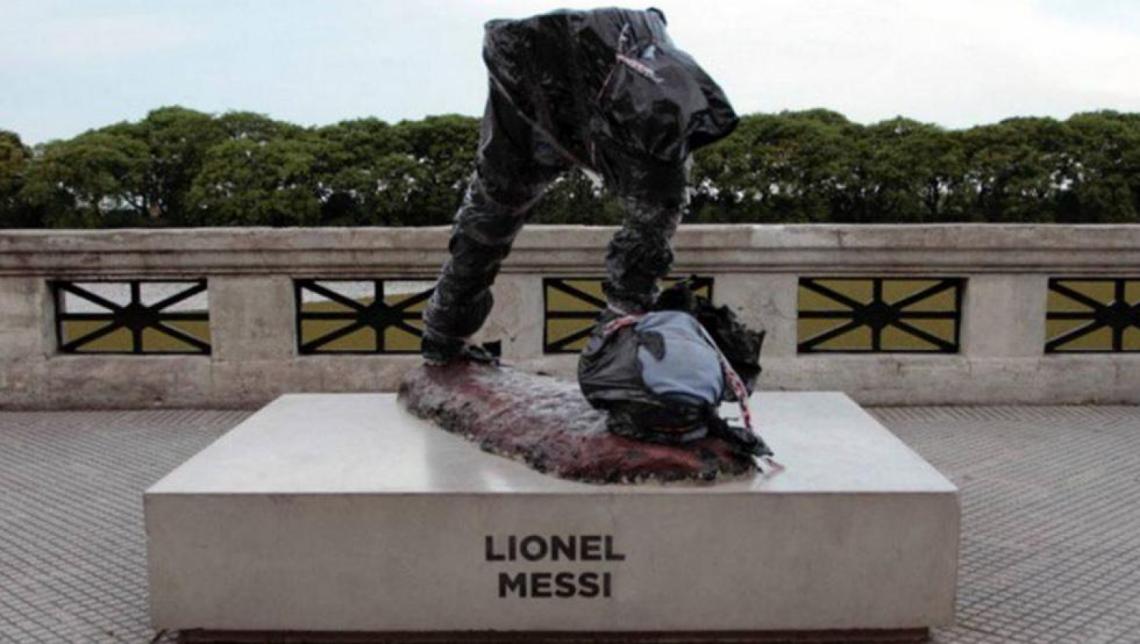 Imagen La estatua de Messi, como apareció esta mañana. 