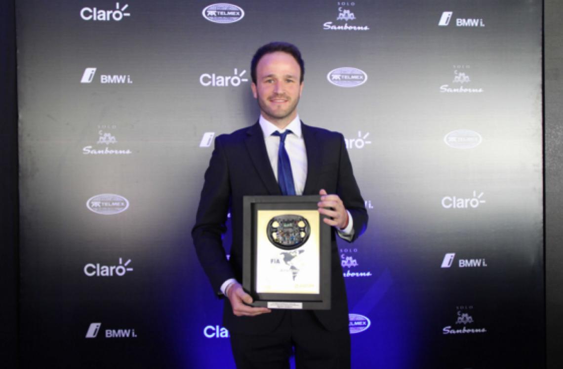 Imagen AGUSTÍN Canapino con su merecido premio de la FIA Americas Awards 2016 en México 