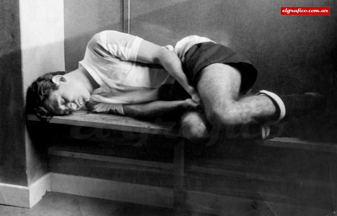 Imagen Un crack que se podía quedar dormido en el vestuario antes de un partido con la Selección. Miren la foto: fue sacada siete minutos antes de un 3 - 3 entre Argentina y Checoslovaquia jugado en 1961.