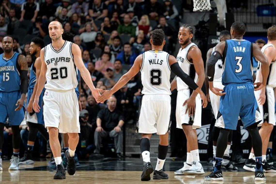 Imagen Manu, saludando a Mills