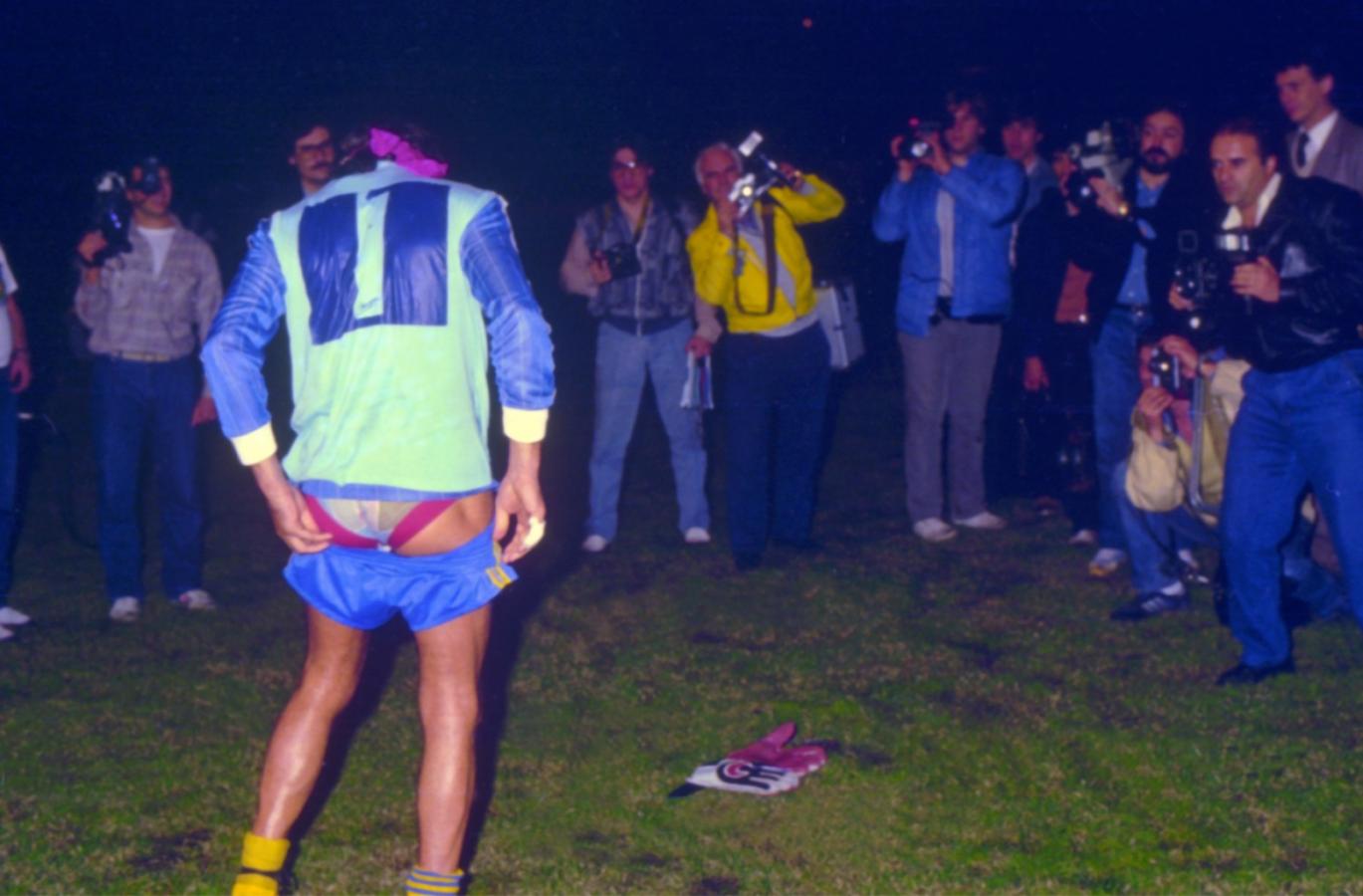 Imagen Parte del espectáculo: cambio de short y calzoncillos al aire ante la mirada de la prensa en la cancha de Boca.