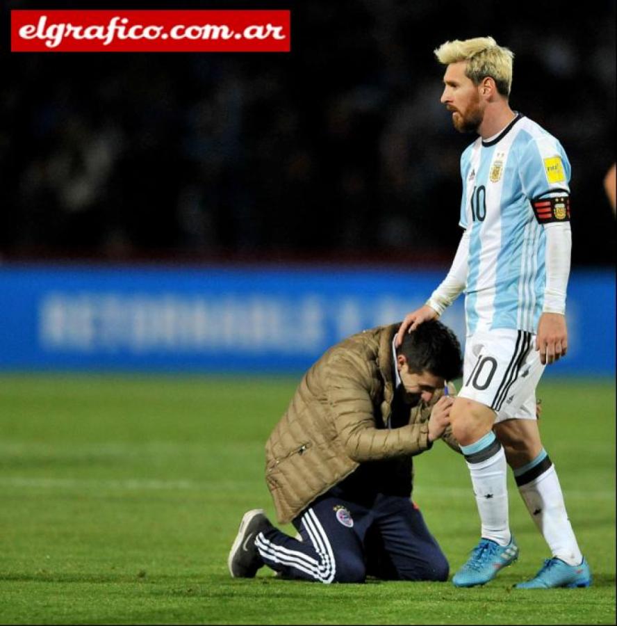 Imagen Con la birome en la mano. Messi en Argentina - Uruguay disputado en Mendoza.