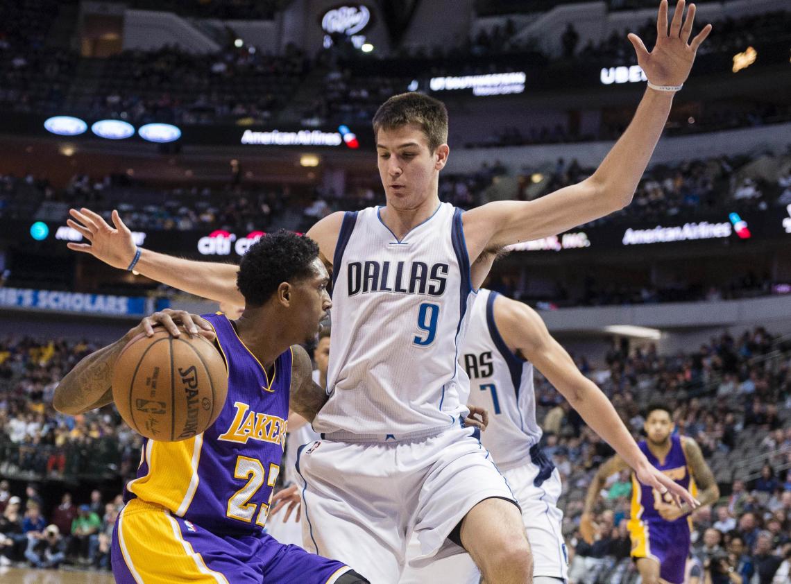 Imagen Brussino, marcando a Lou Williams
