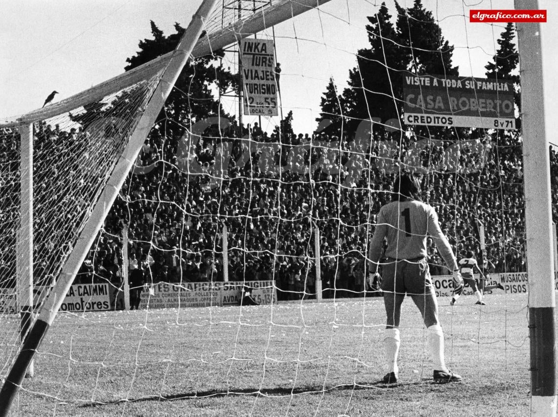 Un pajarito que sabía de fútbol no se quiere perder ninguna locura del loco cuando jugaba en GELP. Foto alucinante del archivo de El Gráfico.