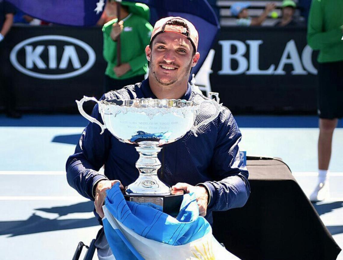 Imagen Gustavo Fernández, levantando el trofeo