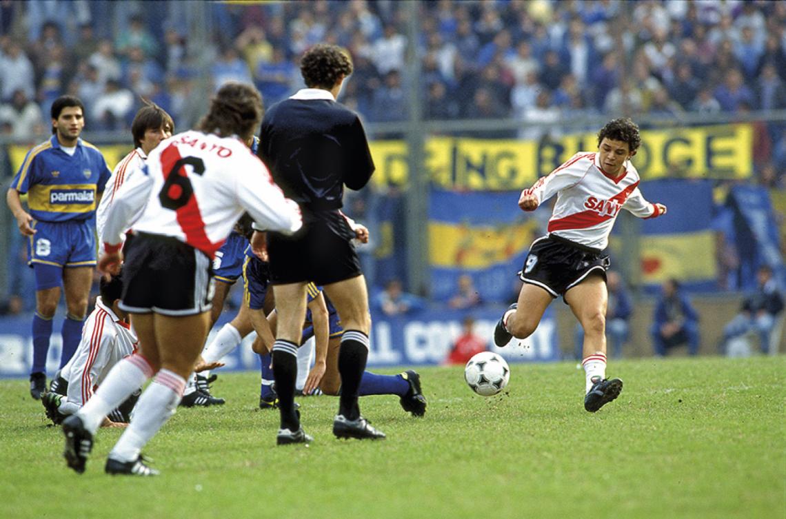 Imagen Su primer clásico en River, cancha de Vélez, invierno de 1993, Copa Centenario. River le ganó 1-0 a Boca con gol de oro de Walter Silvani.