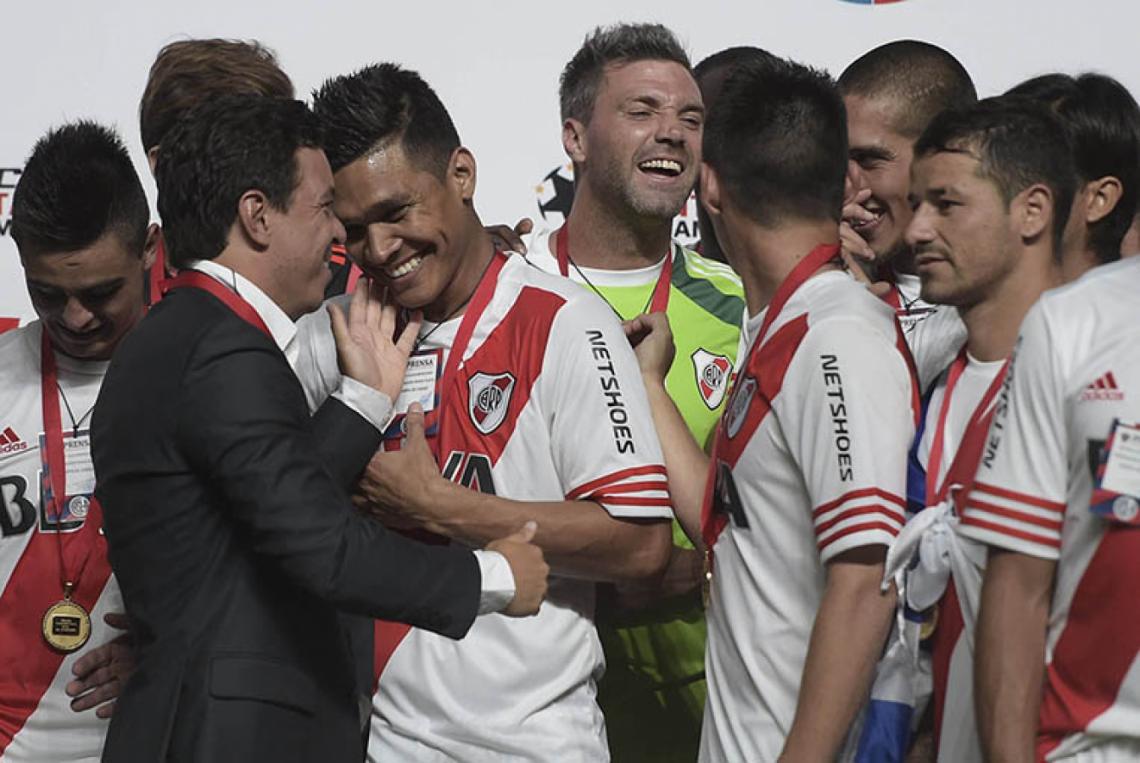 Imagen Bromeando con Teo tras ganar la Recopa en cancha de San Lorenzo (1-0 x 2).