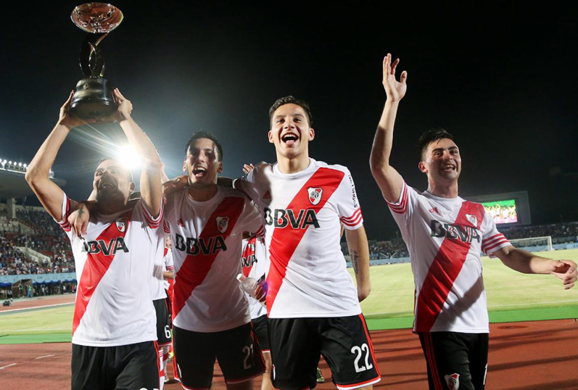 Imagen La Suruga fue la cuarta vuelta olímpica del ciclo Gallardo, menos de una semana después de ganada la Libertadores: 3-0 al Gamba Osaka. Festejan Mercado, Vangioni, Driussi y Pity Martínez.