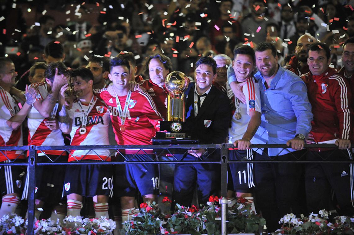 Imagen Imagen inédita: con la Copa en manos (Recopa), tras vencer 2-1 al Santa Fe en el Monumental (0-0 la ida), entre Pity, Driussi y su secretario Rodrigo Sbroglia.