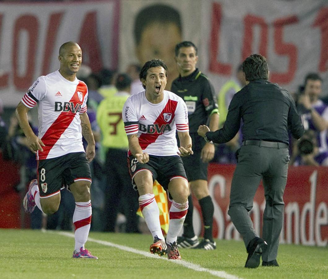 Imagen Partido bisagra del ciclo Gallardo: el 1-0 a Boca por la Sudamericana. Pisculichi ya metió el 1-0 y corre a abrazar a su DT (la noche de Barovero).