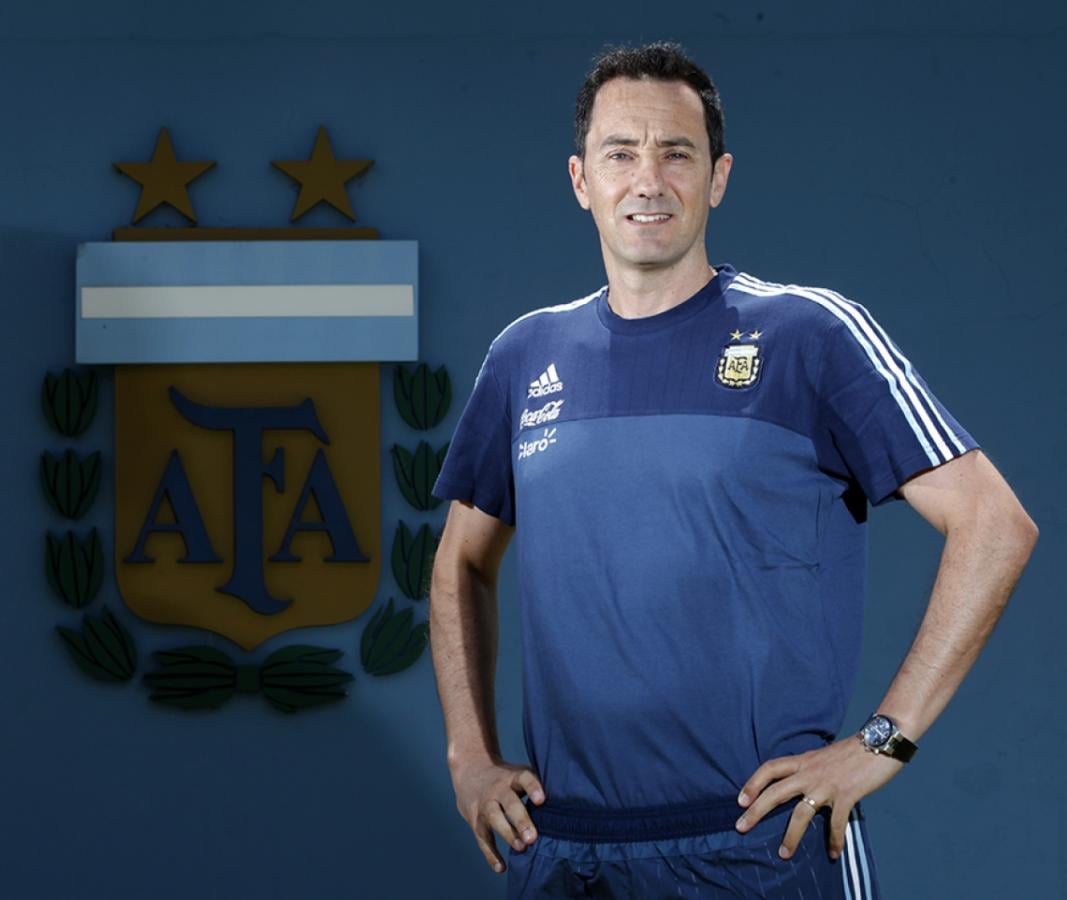 En el predio de la AFA, y con la ropa de la Selección. Es el entrenador de arqueros del CT de Bauza.