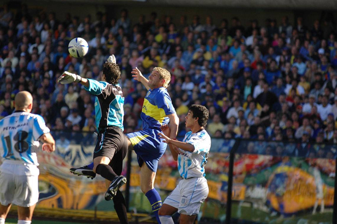 Imagen Ya en su etapa siguiente en Racing, enfrentando a un asesino de arqueros, como lo era Martín Palermo, en la Bombonera, frente a Boca.