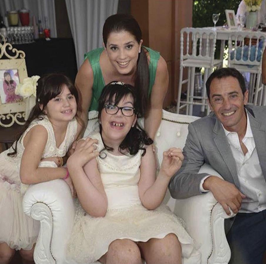 Imagen En familia, junto a Liliana, su mujer, y sus hijas Camila (16) y Sol (10).