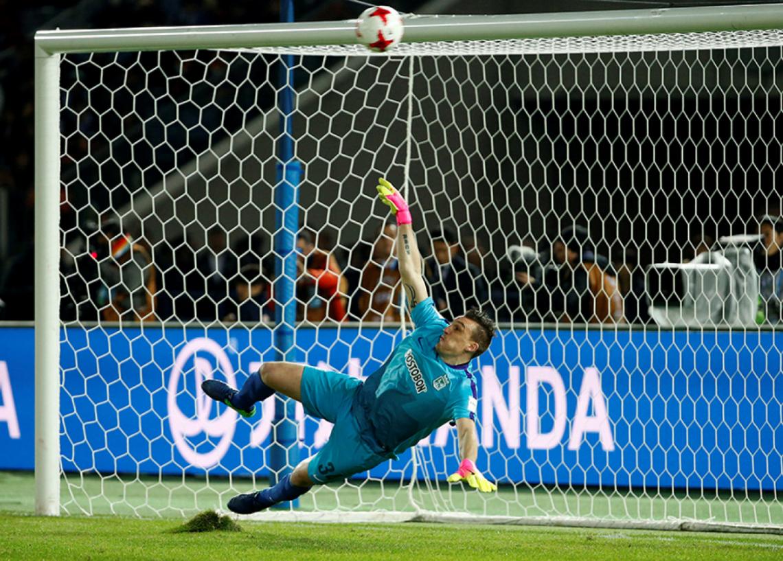 Imagen Vuela Armani, y el penal de Samudio se va por arriba en la definición con América. La ganó Nacional y fue tercero en el Mundial de Clubes.