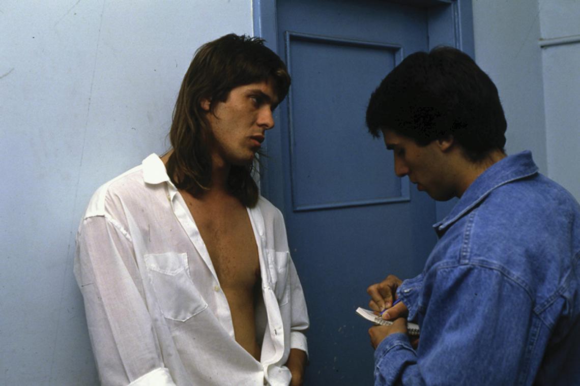 Imagen Pelo muy largo, camisa abierta, look bien rockero, dando una nota a El Gráfico, en la puerta del vestuario de Racing.