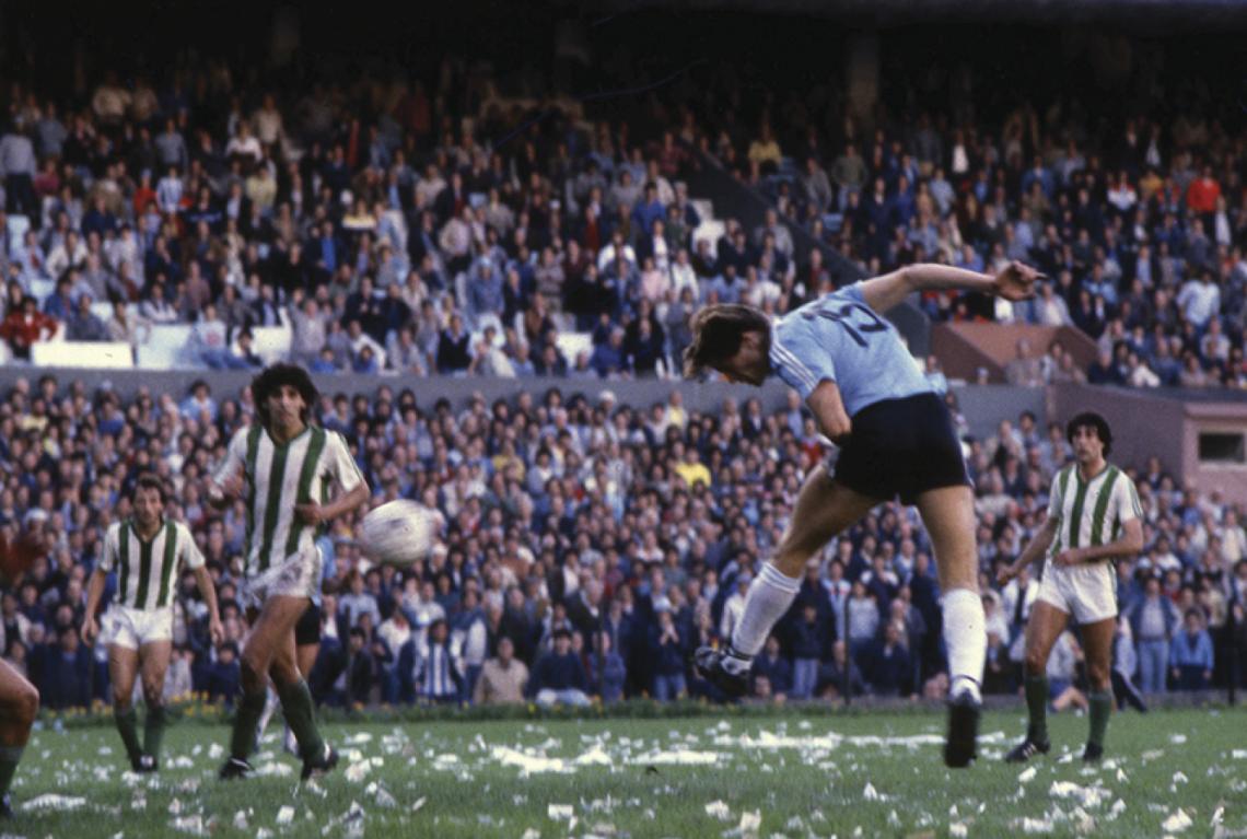 Imagen Gol de cabeza con la camiseta de Racing, en el Cilindro, al que va todos los partidos.