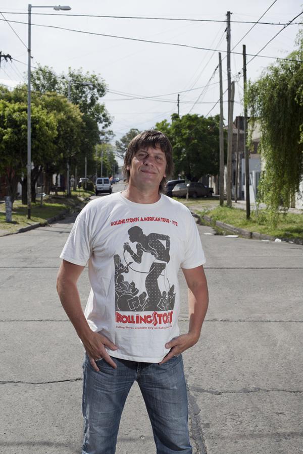 Imagen En su barrio con la infaltable remera alusiva a los Rolling Stones de los años 70. Rockero puro.