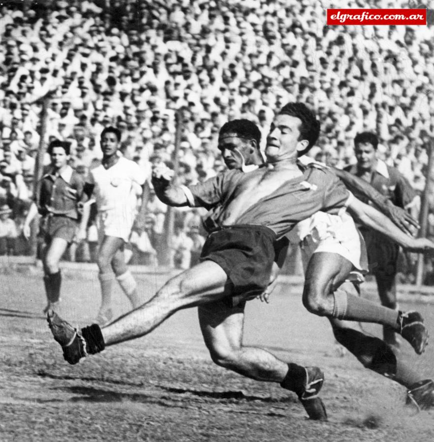 Imagen 1951. Ernesto Grillo con la camiseta (camisa mejor dicho) de Independiente, en el preciso instante que convierte su primer gol de los dos que anotó, jugando en Lima contra Universitario de Perú en una gira del Rojo. Empataron 2 a 2.