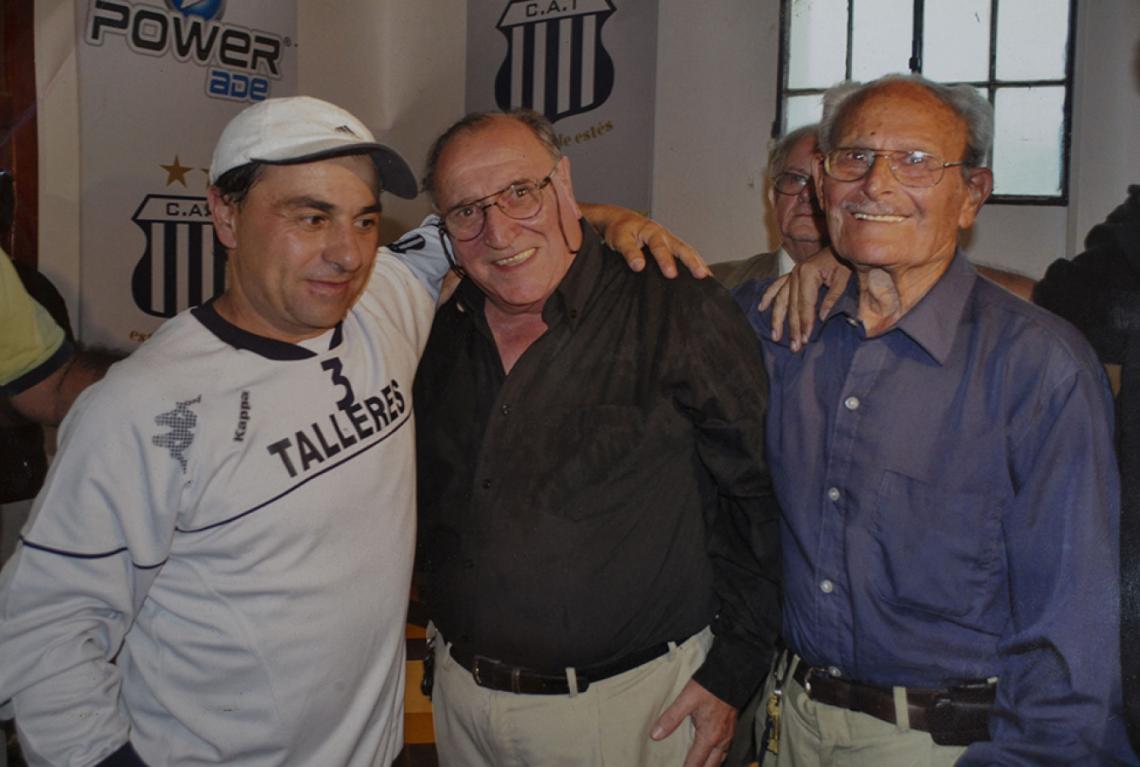 Imagen Con su padre y Paco Cabasés, intendente histórico de Talleres de Córdoba.