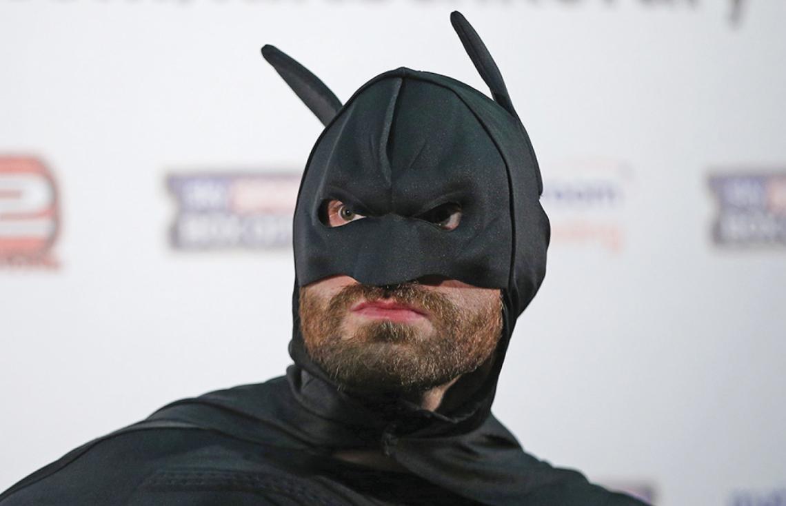 Imagen Excéntrico, se disfrazó de Batman y protagonizó un paso de comedia en una conferencia de prensa con el gigante ucraniano.