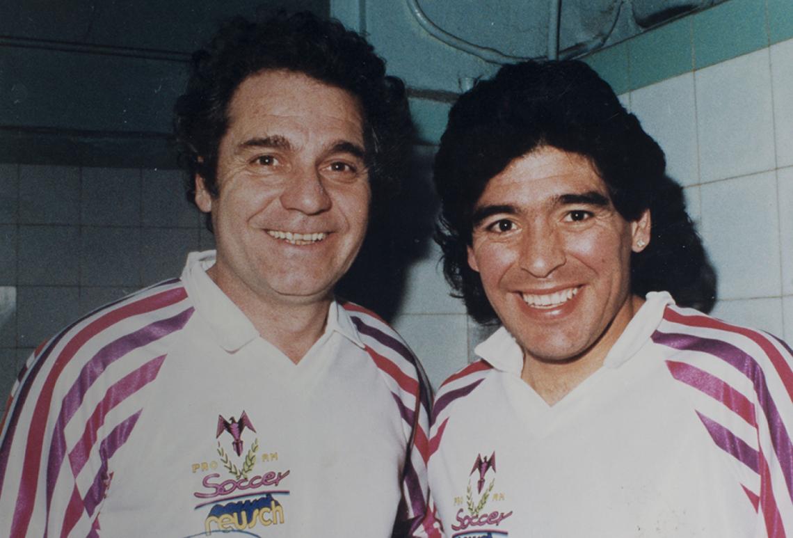 Imagen Inolvidable. Compartió una cancha con Maradona en un partido benéfico.