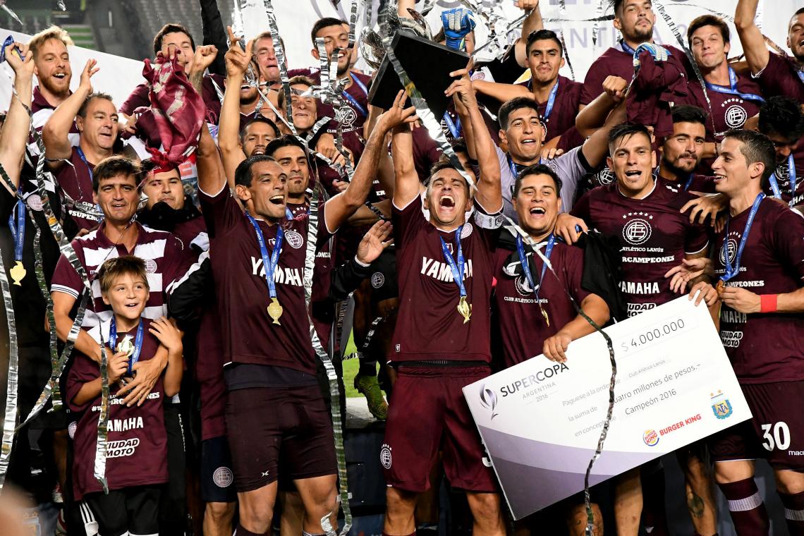 Imagen Maxi, levantando el trofeo de la Supercopa Argentina