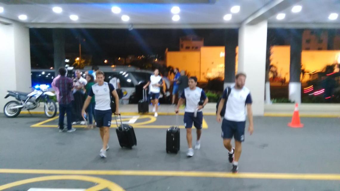 Imagen El plantel del Decano llegando al Aeropuerto, donde esperarán mucho más de lo esperado.