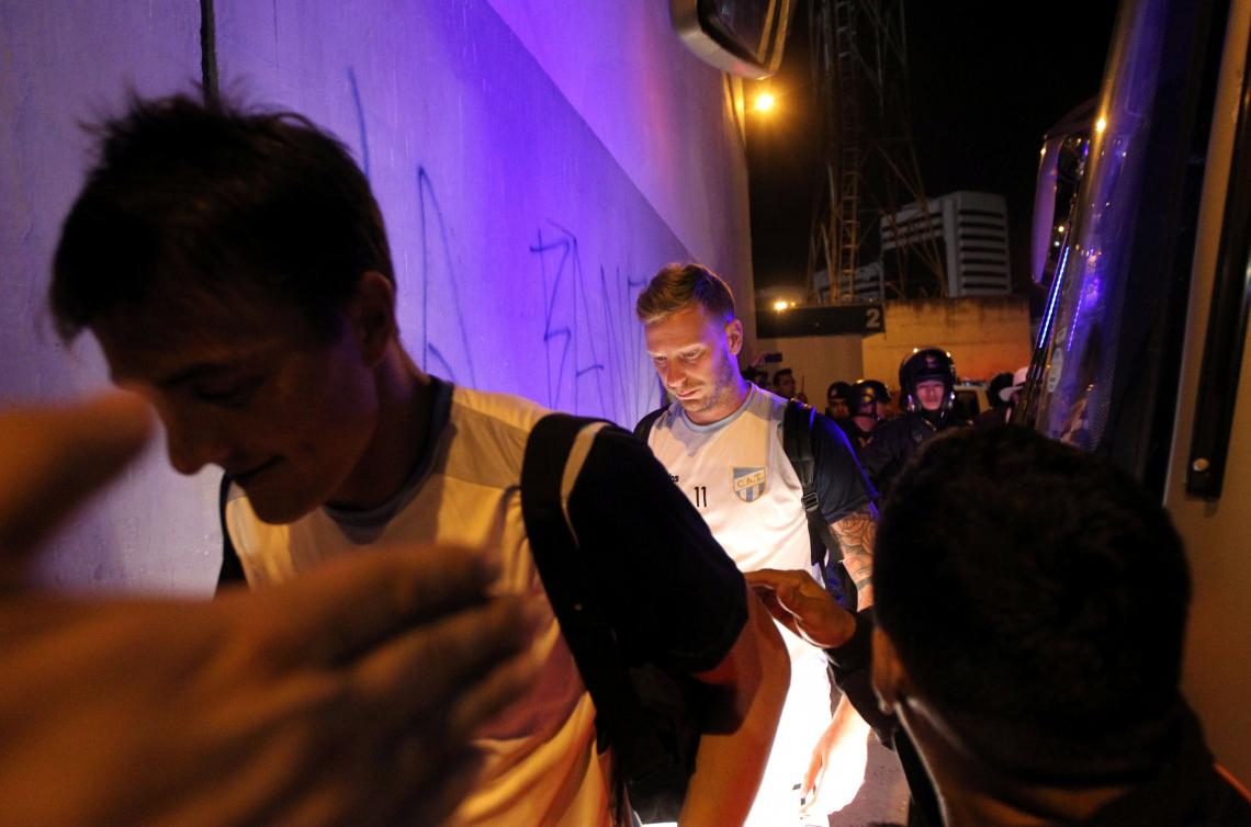 Imagen Los jugadores llegando al estadio, en medio de un nerviosismo generalizado.