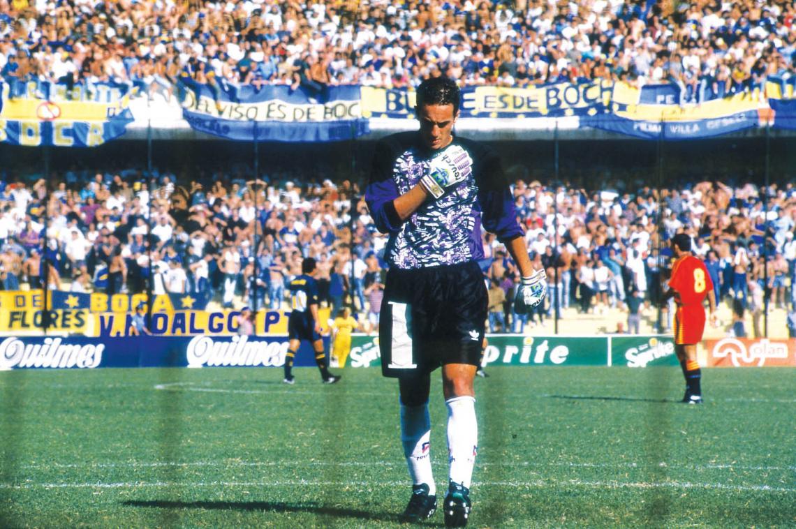 Debut en Primera División defendiendo a Español contra Boca en La Bombonera. Ganó el local 4-1.