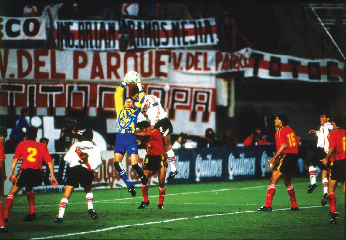 Saltando ante Francescoli y Sorin contra River en el Monumental atajando para Español.