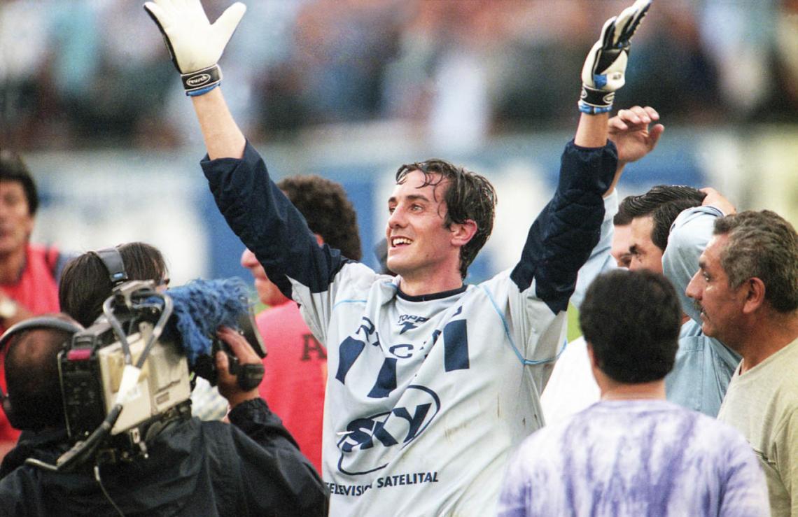 Imagen Con Racing festeja el campeonato Apertura 01, dos vueltas olímpicas con dos clubes en el mismo año.