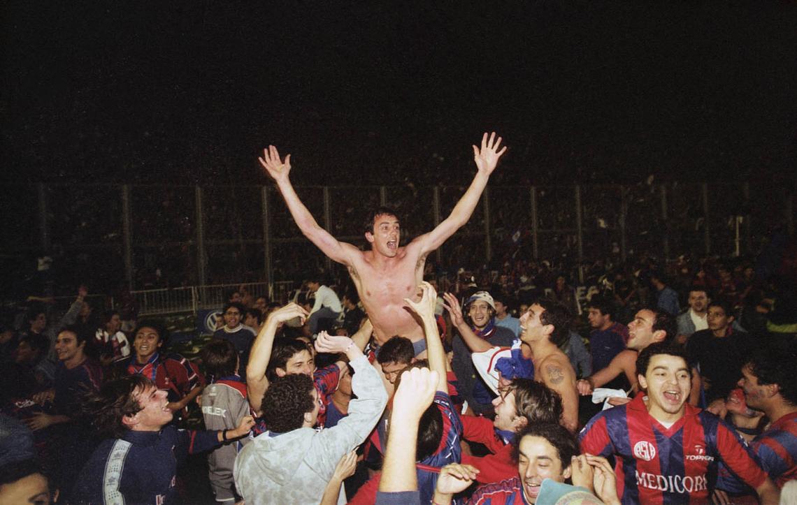 Imagen Los largos brazos del arquero se extienden en forma de ve corta por encima de su cabeza: San Lorenzo campeón Clausura 01.
