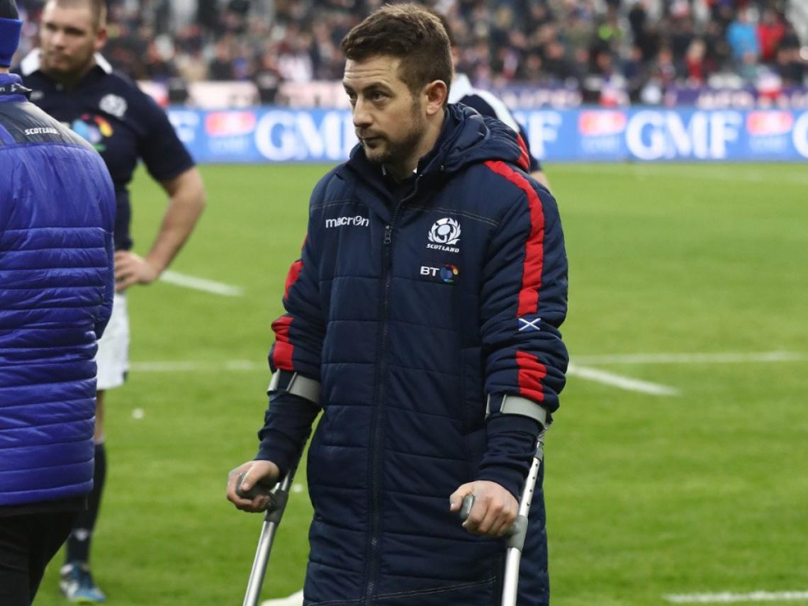 Imagen Greig Laidlaw, en muletas