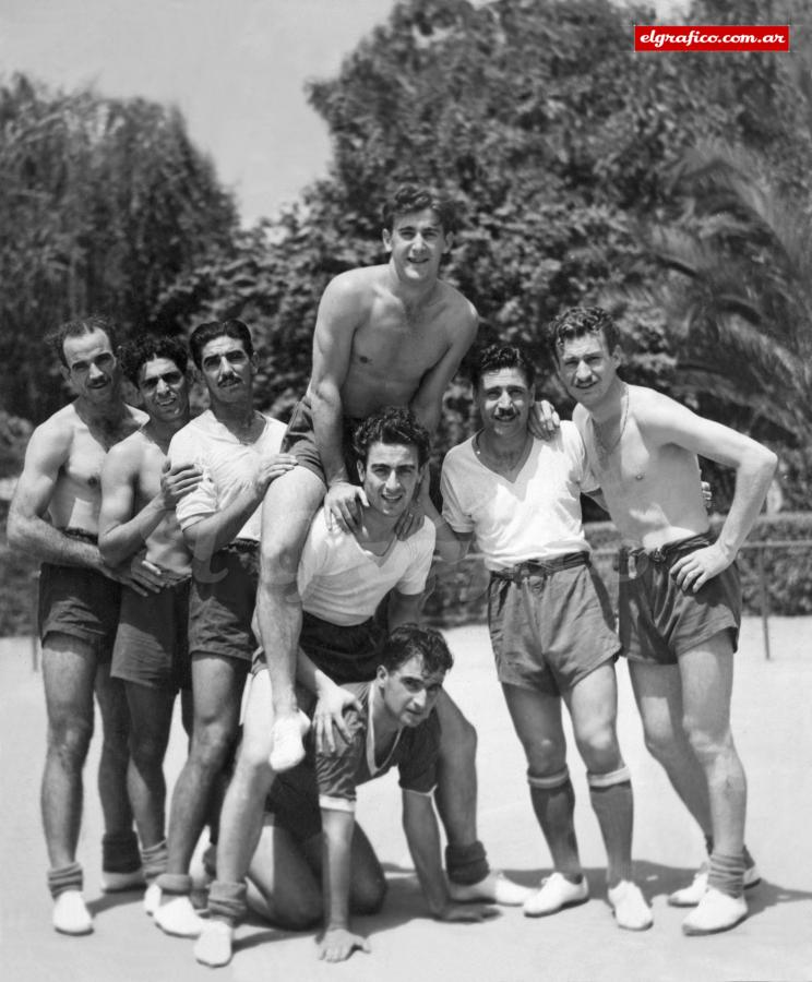 Imagen Santiago de Chile. 9 de febrero de 1945. En la concentración argentina, los jugadores criollos posan para el fotógrafo de El Gráfico, Alberto Palazzo.